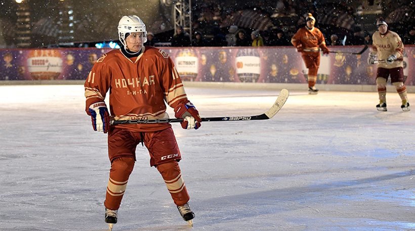 Βίντεο: Ο Πούτιν παίζει χόκεϊ επί πάγου στην Κόκκινη Πλατεία