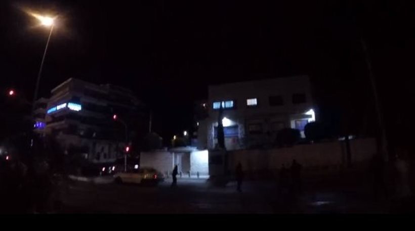 Βίντεο: Ο Ρουβίκωνας πέταξε μπογιές στην πρεσβεία του Ισραήλ