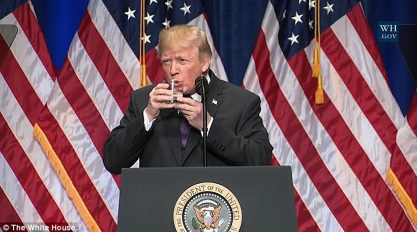 Σάλος στο Twitter για την υγεία του Ντόναλντ Τραμπ: «Πιάνει το ποτήρι σαν ένα 3χρονο»!
