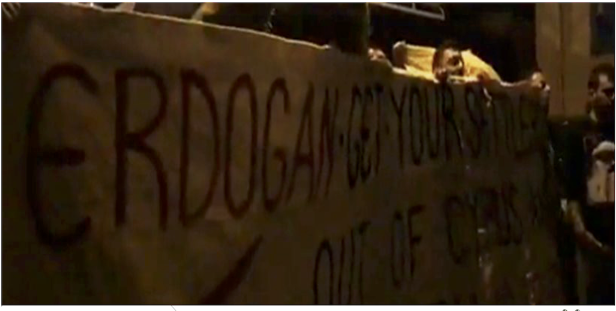 ΜΙΑ ΜΟΝΟ ΛΕΞΗ…!!! ΝΤΡΟΠΗ…!!! Ή ΜΑΛΛΟΝ ΔΥΟ…!!! ΝΤΡΟΠΗ ΠΡΟΔΟΤΕΣ…!!! – Σύλληψη 57 Κύπριων φοιτητών έξω από την τουρκική πρεσβεία!