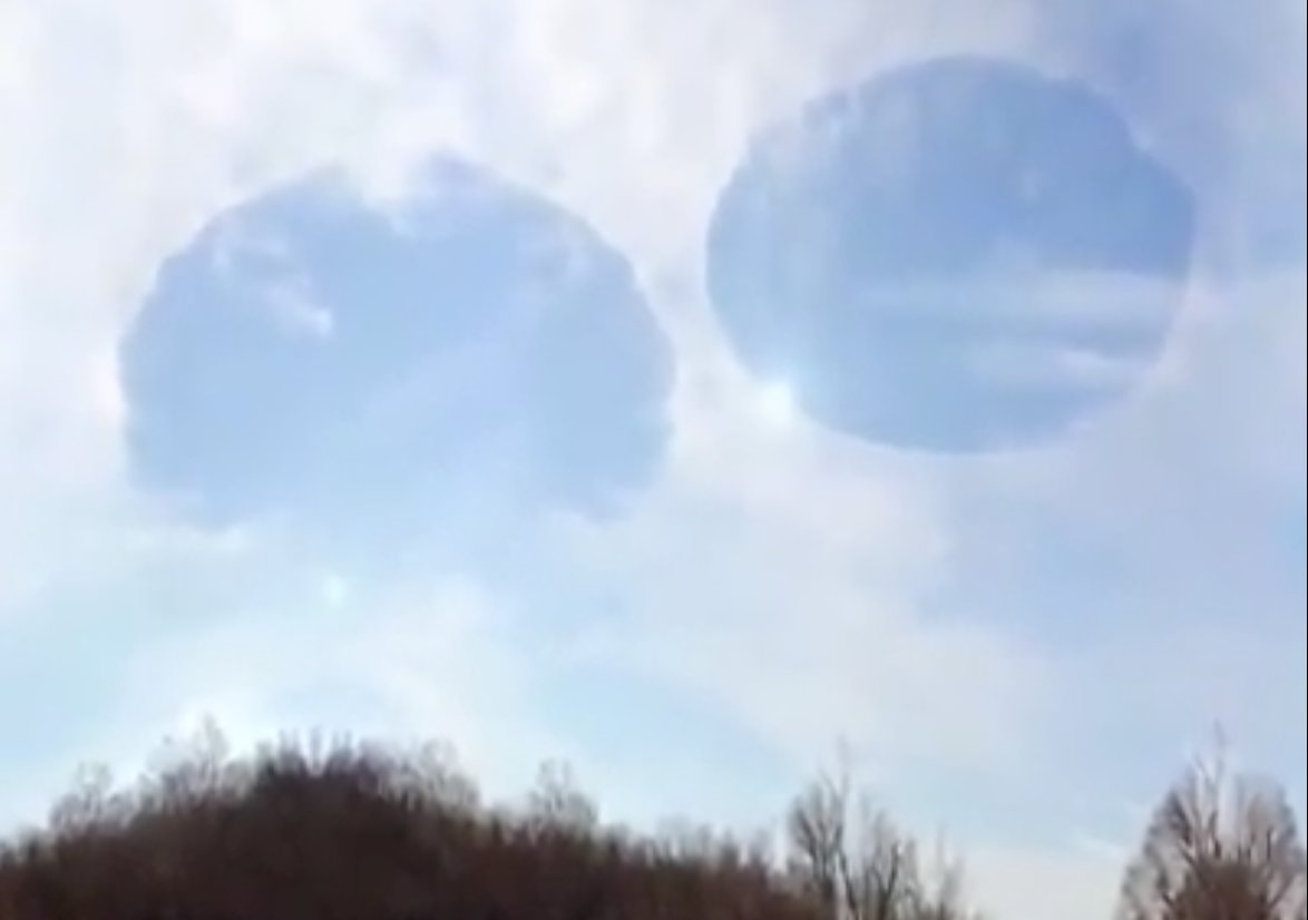Strange circles being formed in the sky! – Παράξενοι κύκλοι σχηματίζονται στον ουρανό!