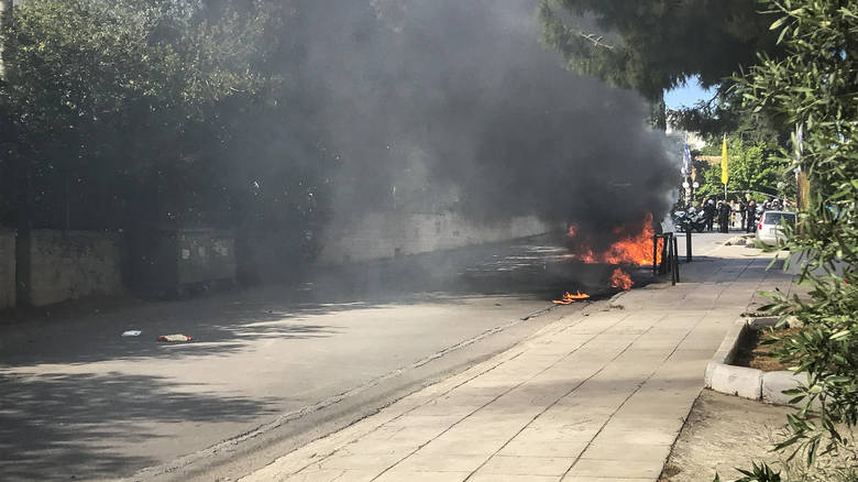 Τελικός Κυπέλλου ΑΕΚ-ΠΑΟΚ: Ξυλοκόπησαν οπαδούς του ΠΑΟΚ και έβαλαν φωτιά στο όχημά τους