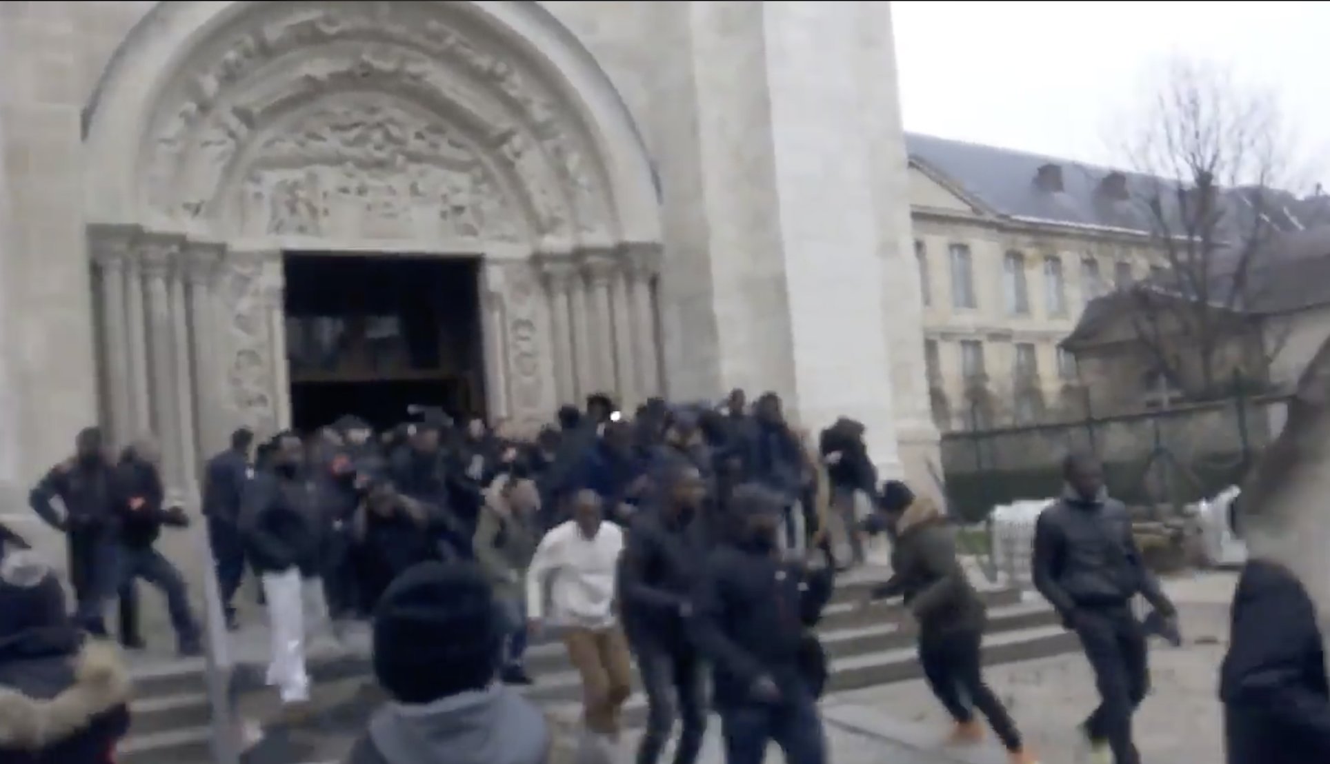 Ισλαμιστές μετανάστες επιτίθενται σε εκκλησία καθολικών στην Γαλλία την ώρα της λειτουργίας!!!