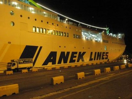 Οι κινέζοι πιέζουν την κυβέρνηση να βγάλουν το μεγάλο καράβι της ΑΝΕΚ Lines από το λιμάνι του Πειραιά