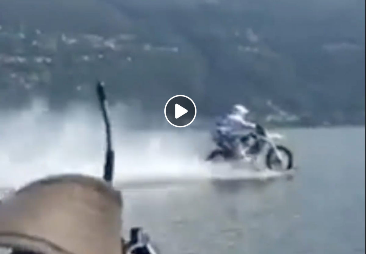 Βαρύτητα;; ΠΟΙΑ ΒΑΡΥΤΗΤΑ;; Δείτε τον να οδηγάει τη μοτοσικλέτα του πάνω στο νερό!!!