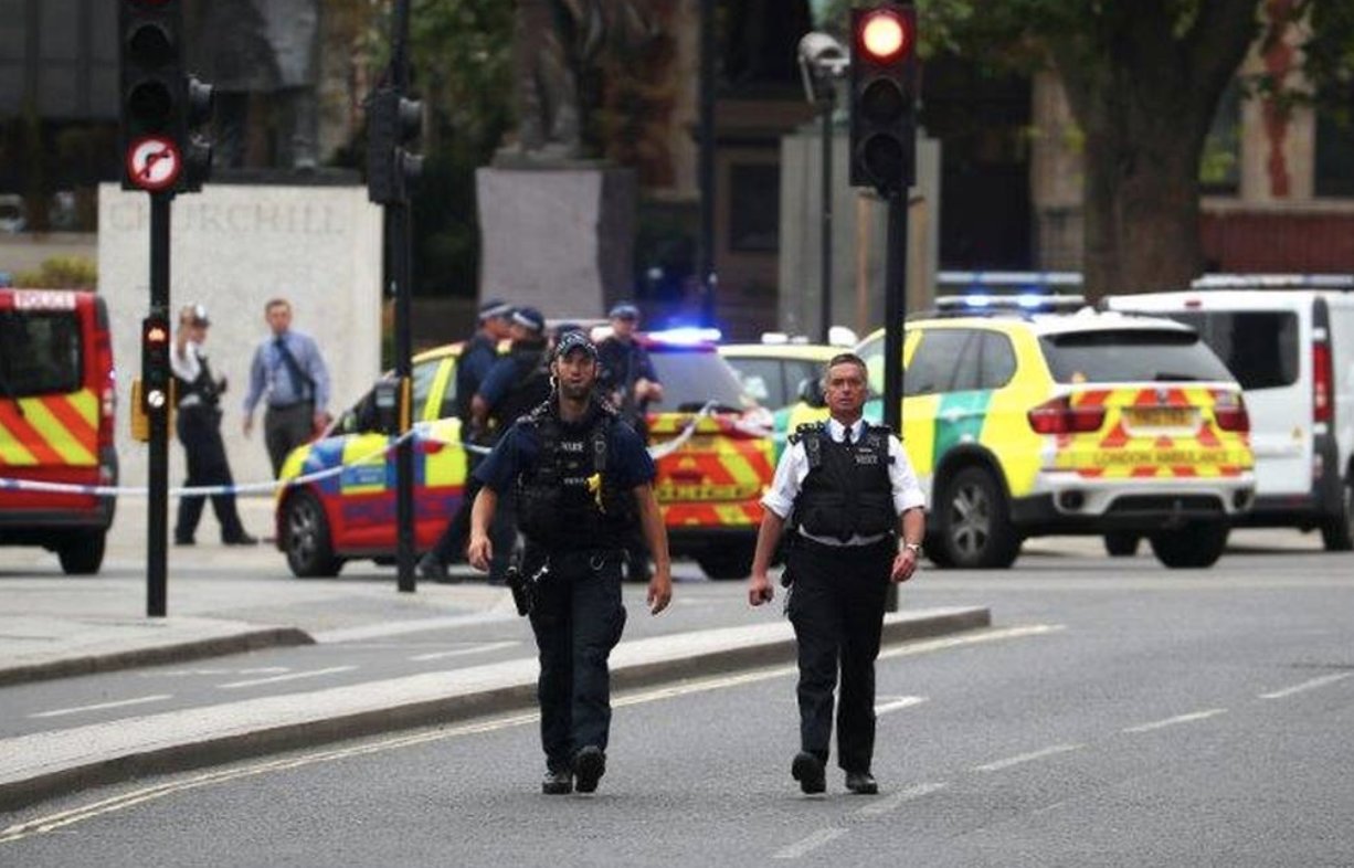 Συναγερμός στο Λονδίνο-Αυτοκίνητο «έπεσε» στα προστατευτικά κιγκλιδώματα στο κοινοβούλιο