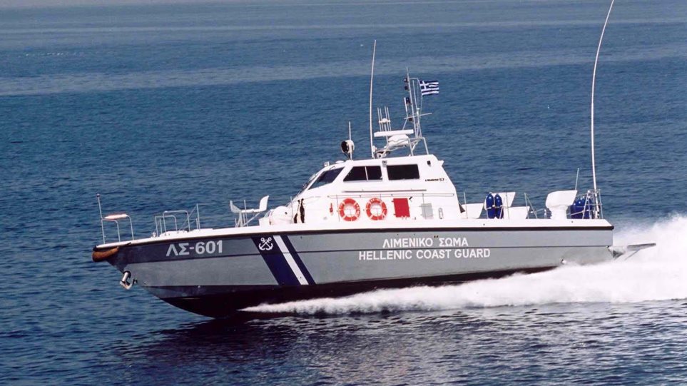 Τραγωδία στις Οινούσσες: Νεκρός ο ένας από τους δύο Ελληνοαμερικανούς μετά από ανατροπή σκάφους