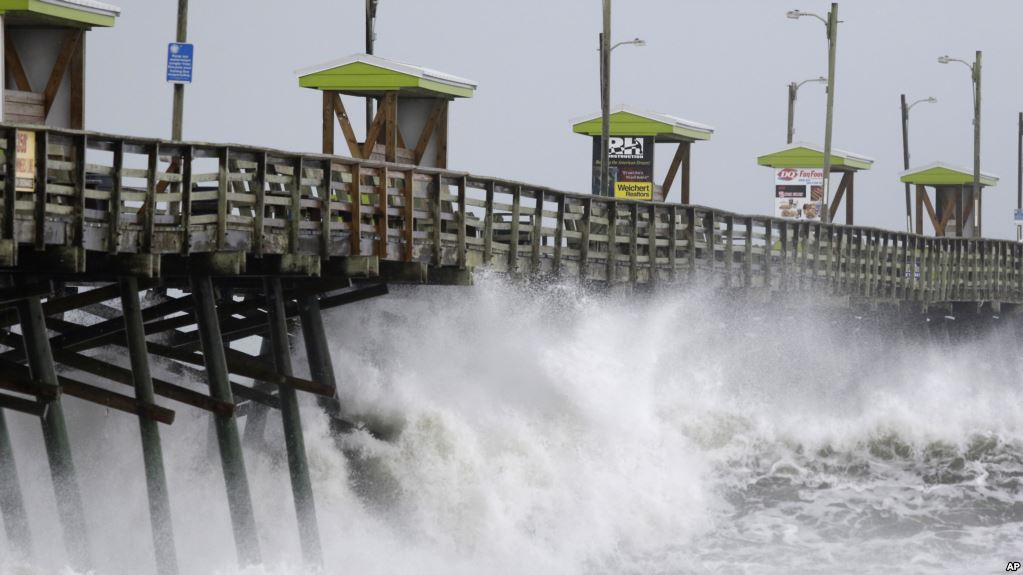 Hurricane Florence: Life-threatening storm starts to lash Carolinas