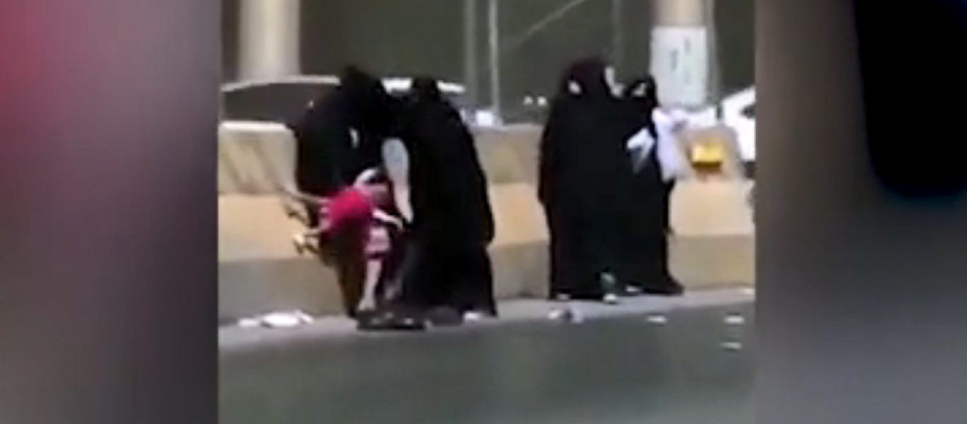 ΣΟΚ: Μουσουλμάνες παίζουν ξύλο και πετούν ένα μωρό στο έδαφος (BINTEO)
