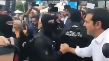 Απίστευτο βίντεο: Ο Τσίπρας χαιρετάει έναν προς έναν τους άνδρες των ΜΑΤ που έστειλε να ξυλοφορτώσουν γυναικόπαιδα στη ΔΕΘ!!!