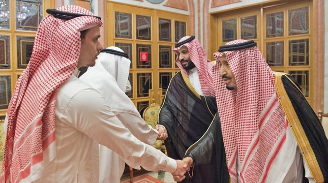 Συγκλονιστικό: Δείτε τον γιο του δολοφονημένου Κασόγκι να δίνει το χέρι στους μονάρχες της Σαουδικής Αραβίας (ΕΙΚΟΝΑ+VIDEO)