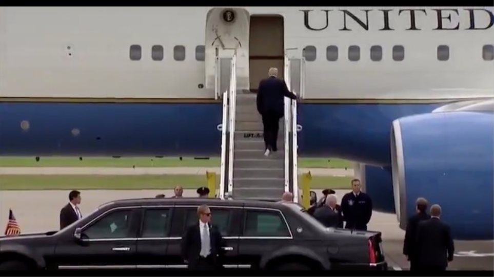 Viral το βίντεο με τον Τραμπ στη σκάλα του AirForce 1 με κολλημένο χαρτί τουαλέτας στο παπούτσι του (Video)