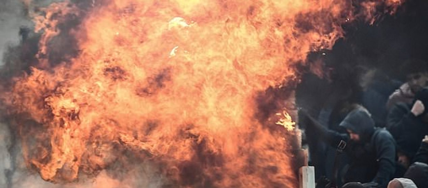 Βίντεο: Η στιγμή που η βόμβα μολότοφ πέφτει κατά των προκλητικών Ολλανδών οπαδών του Αγιαξ στο ΟΑΚΑ