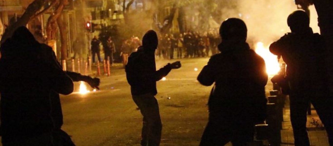 Και πάλι κουκουλοφόροι καίνε την Αθήνα για να «τιμήσουν» το Πολυτεχνείο: Δείτε πώς (βίντεο-φωτό)