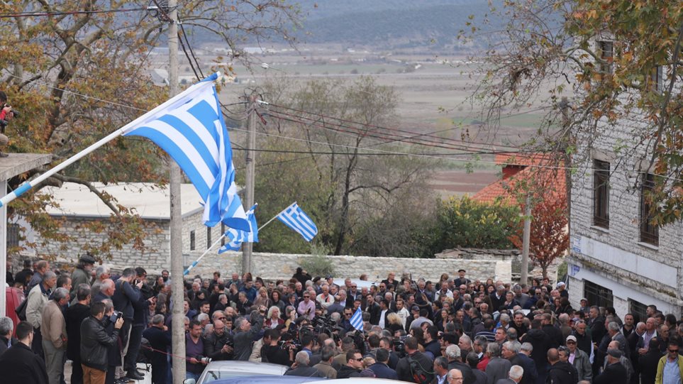 Κηδεία Κατσίφα: Πλημμύρισαν με ελληνικές σημαίες οι Βουλιαράτες -Δείτε Live