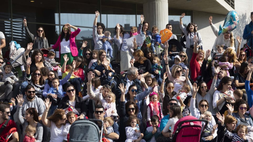 Δεκάδες γυναίκες θήλασαν δημοσίως στις μεγάλες πόλεις της Ελλάδας