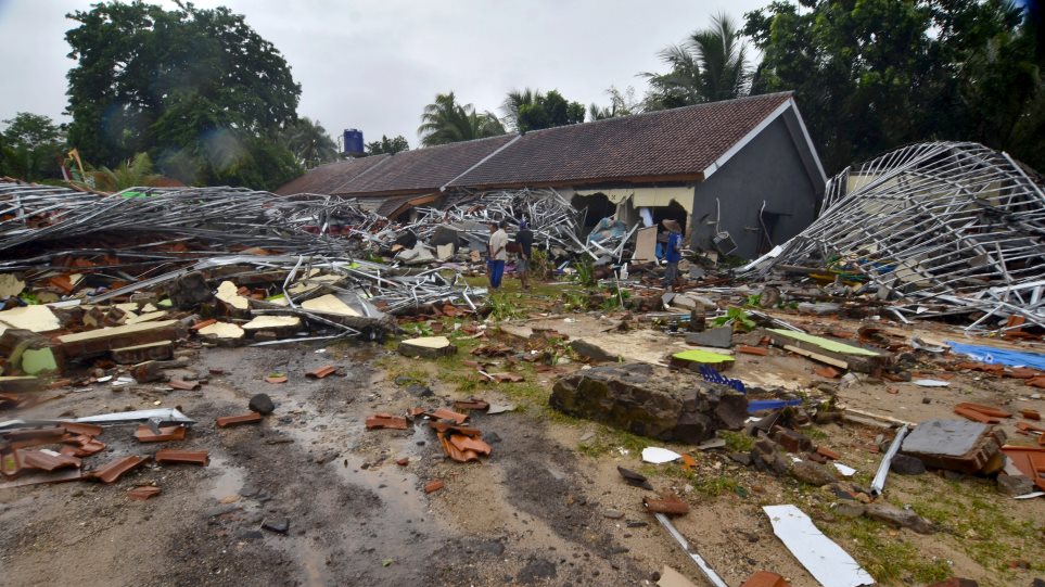 Τσουνάμι στην Ινδονησία: Εικόνες ολέθρου με 222 νεκρούς και εκατοντάδες τραυματίες και αγνοούμενους