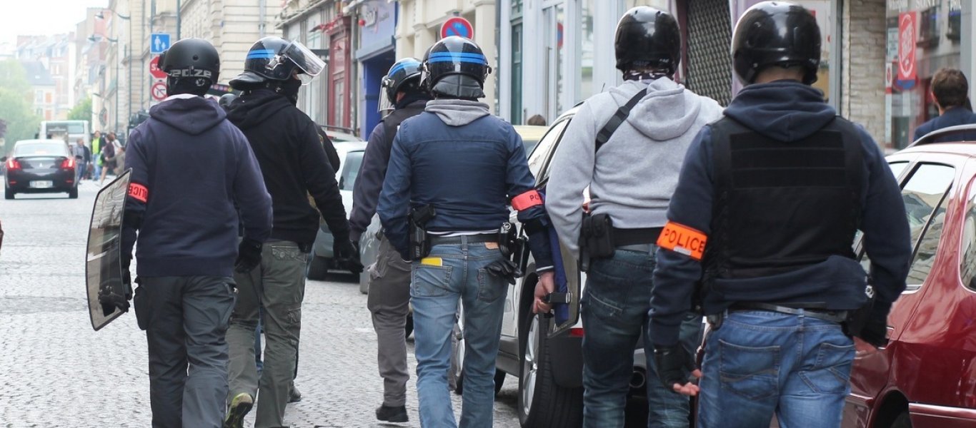 Εικόνες σοκ από το Παρίσι: «Πραιτωριανοί» του Μακρόν ξυλοκοπούν άγρια διαδηλωτές (φωτό – βίντεο)
