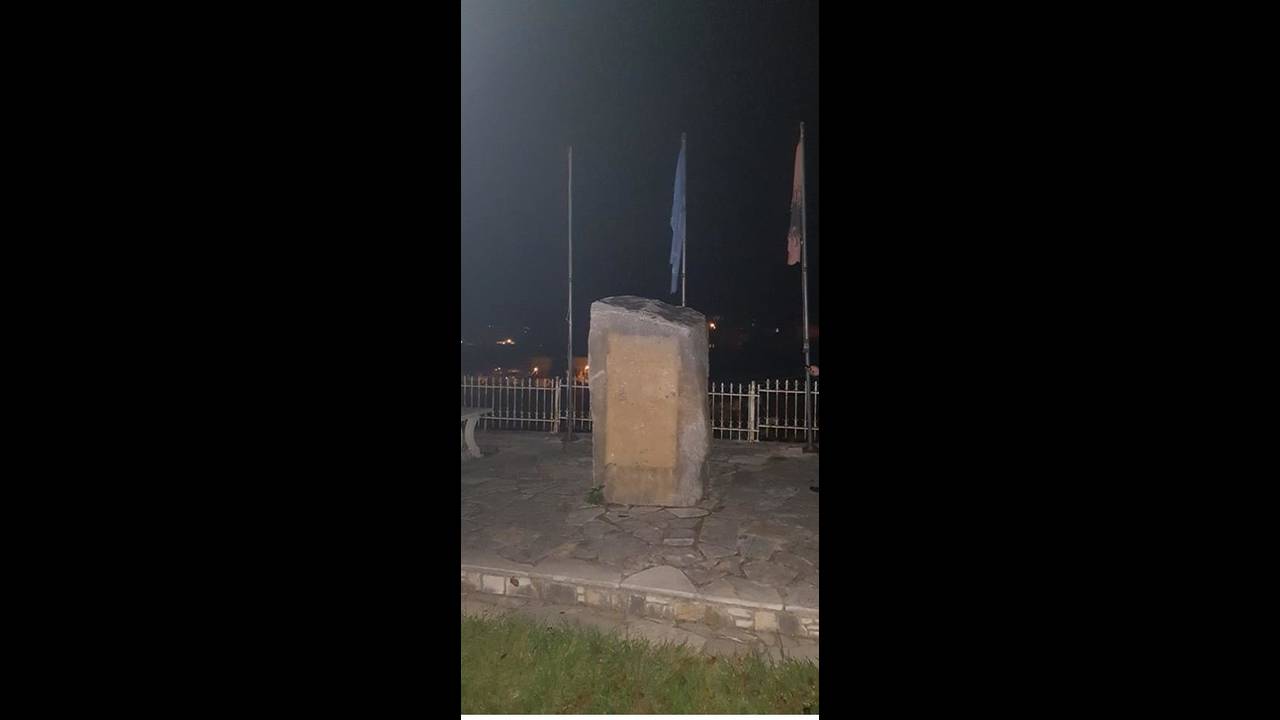 Αλβανοί εθνικιστές βανδάλισαν ελληνικό μνημείο στην Κρανιά της Βορείου Ηπείρου