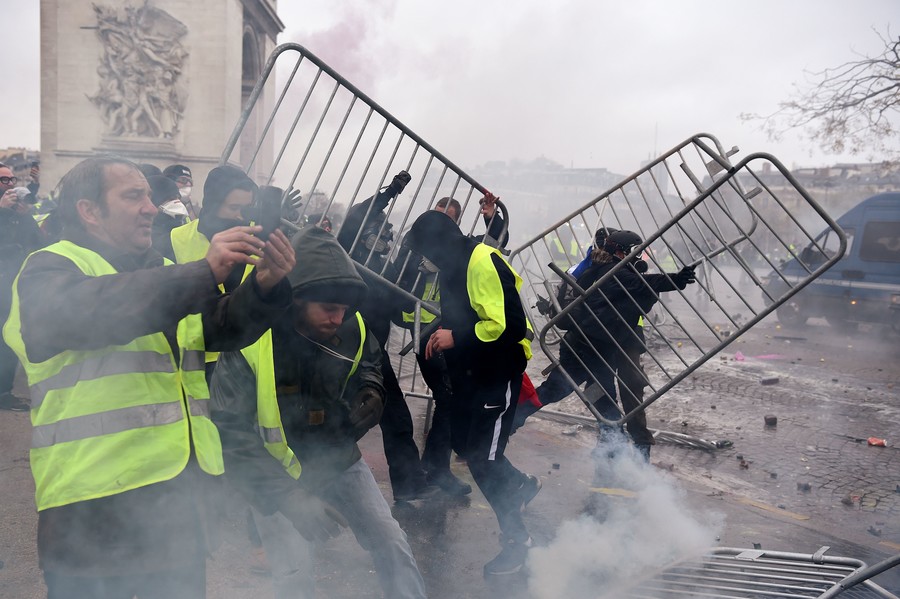 Σκηνές αντάρτικου πόλης στην καρδιά του Παρισιού – Ο Μακρόν καταδικάζει τη βία ΦΩΤΟ