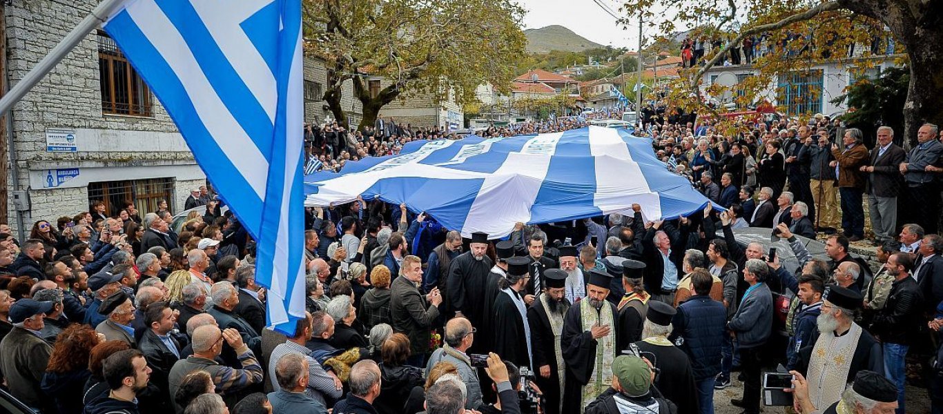 «Ζήτω η Βόρειος Ήπειρος»: Δείτε βίντεο με τους Έλληνες να ζητούν αυτονομία στο μνημόσυνο του Κ.Κατσίφα