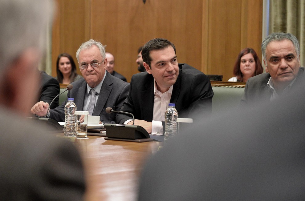 Η μεγάλη απάτη των ΣΥΡΙΖΑΝΕΛ: Μοιράζουν «ψίχουλα» και προσλήψεις με μισθούς πείνας, «γονατίζουν» τους Έλληνες με φόρους 51,1 δισ. ευρώ (λίστα)