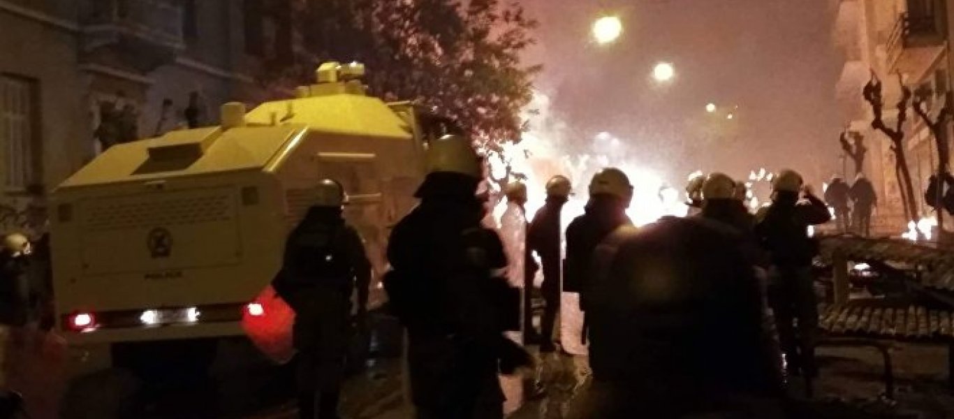 Βίντεο: Κουκουλοφόροι επιχειρούν να κάψουν τα τεθωρακισμένα οχήματα της Αστυνομίας – «Βροχή» μολότοφ από ταράτσες