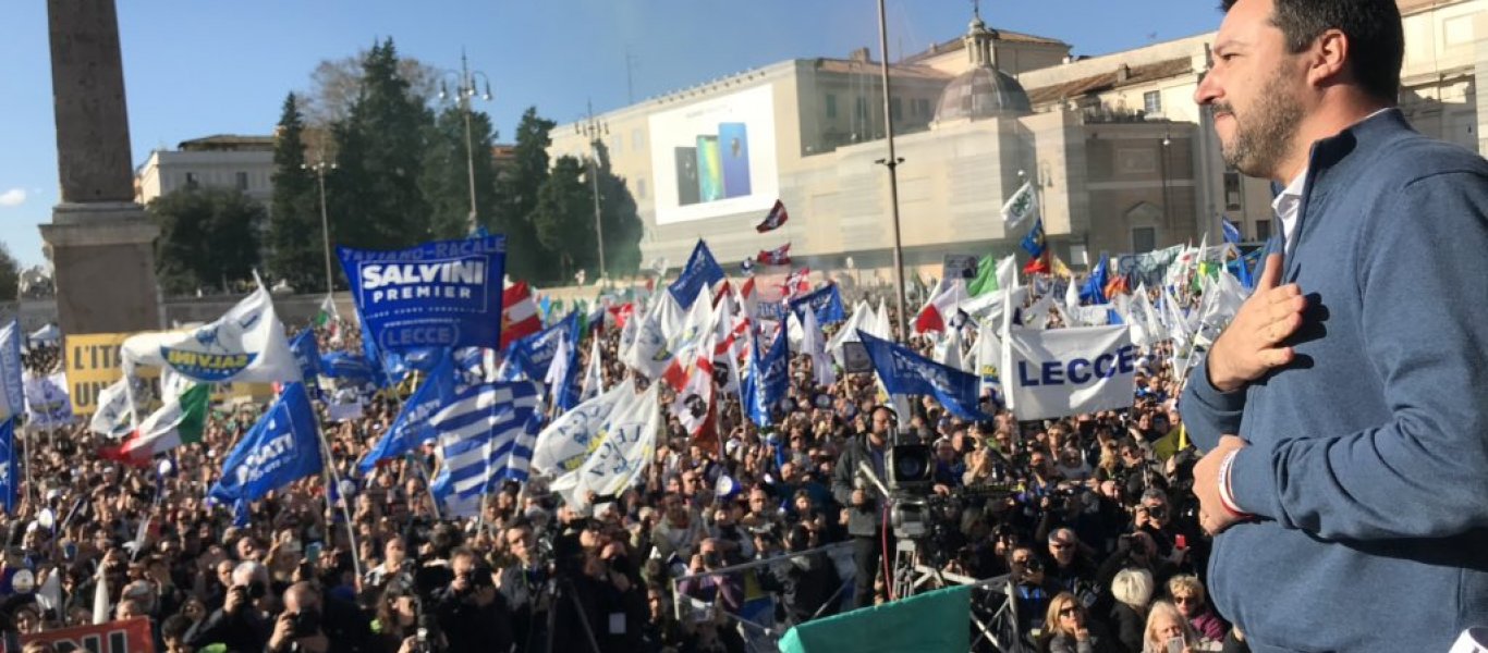 Υψώθηκε η ελληνική σημαία στην ομιλία Σαλβίνι: «Στόχος να συντρίψουμε την παγκοσμιοποίηση» (φώτο-βίντεο)