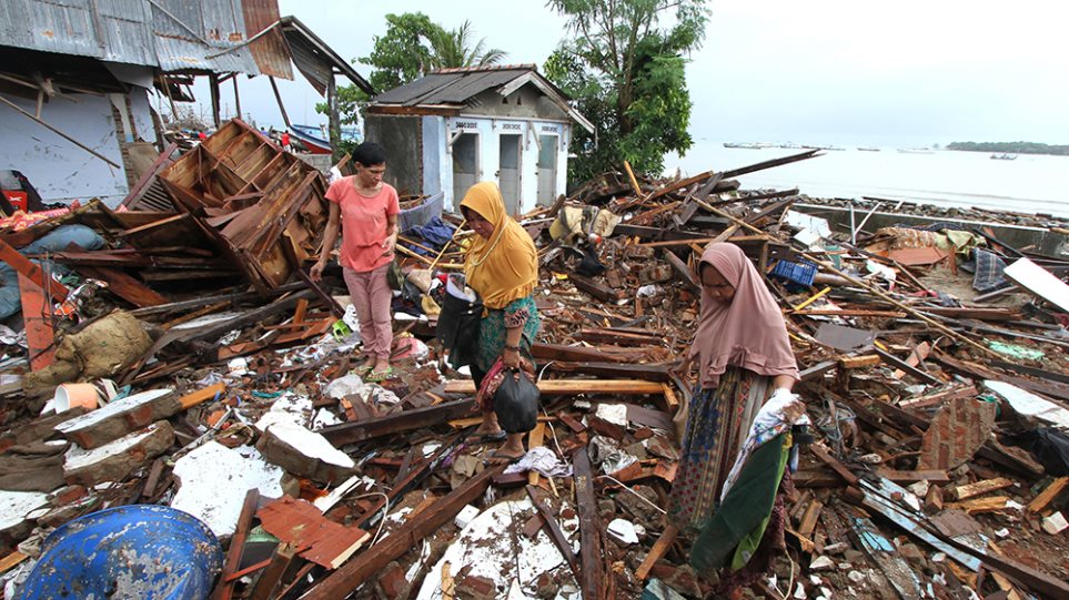 Συναγερμός στην Ινδονησία: Στους 373 οι νεκροί – Ειδοποίηση για πιθανό νέο τσουνάμι
