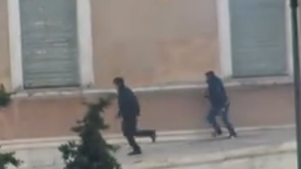 Δείτε τους κουκουλοφόρους-ΠΡΑΚΤΟΡΑΚΙΑ του ΣΥΡΙΖΑ να βγαίνουν από το κτίριο της Βουλής