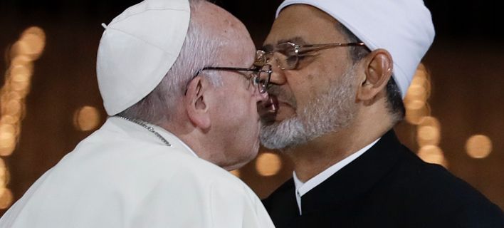 Το φιλί του Πάπα Φραγκίσκου με τον Μεγάλο Ιμάμη του αλ Άζχαρ που δίχασε το διαδίκτυο [εικόνες]