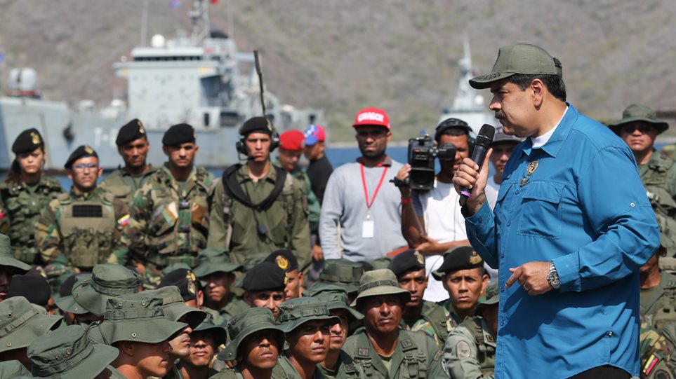 Στην κόψη του ξυραφιού η Βενεζουέλα: Με στρατιωτική επέμβαση απειλεί ο Τραμπ, με εμφύλιο ο Μαδούρο