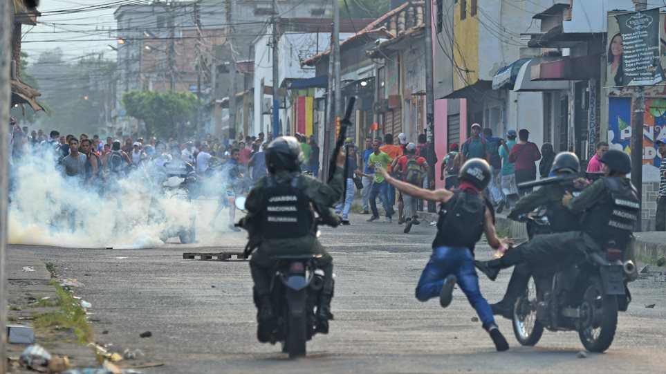 «Καζάνι που βράζει» η Βενεζουέλα: Επεισόδια στα σύνορα με την Κολομβία