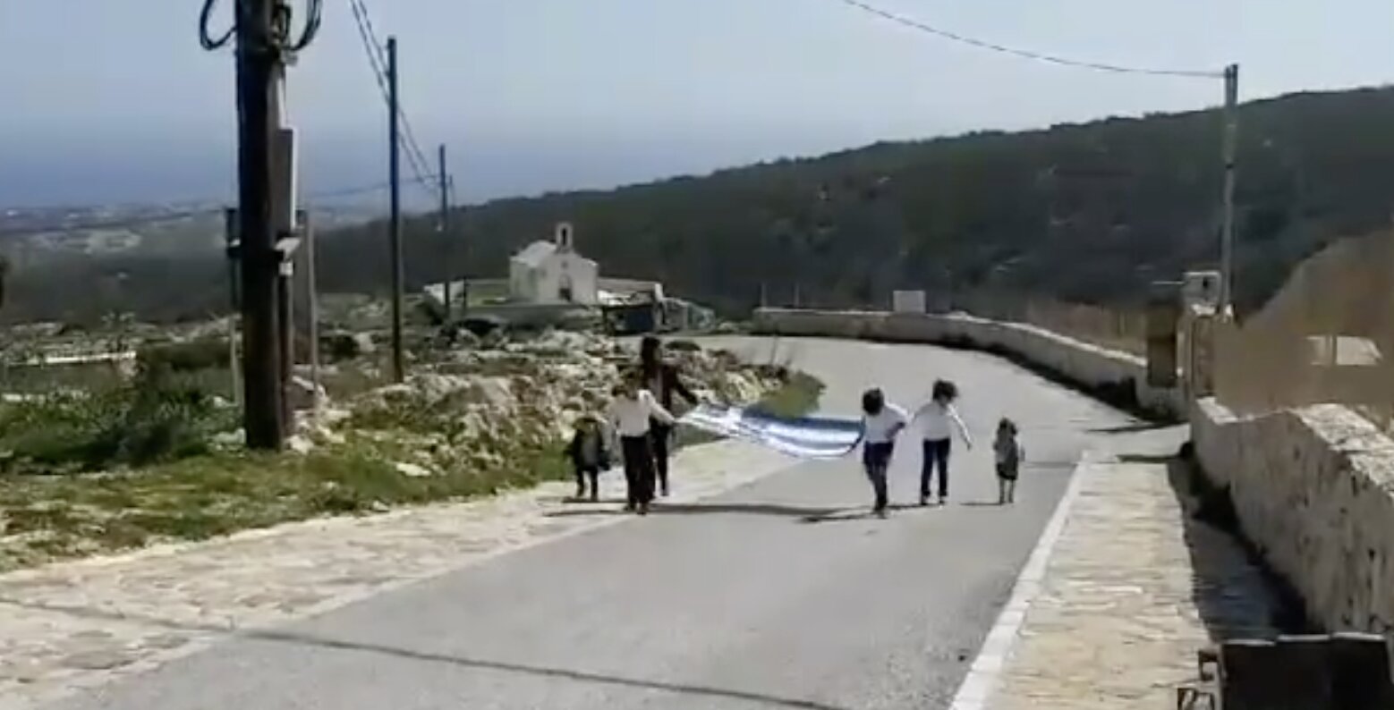 Παρέλαση στη Γαύδο: Μία τεράστια ελληνική σημαία και τρεις μαθητές