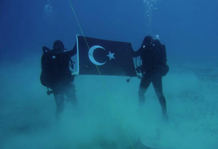 Χανιά | Τούρκοι Κομάντος άνοιξαν στο βυθό της Σούδας την Τουρκική Σημαία