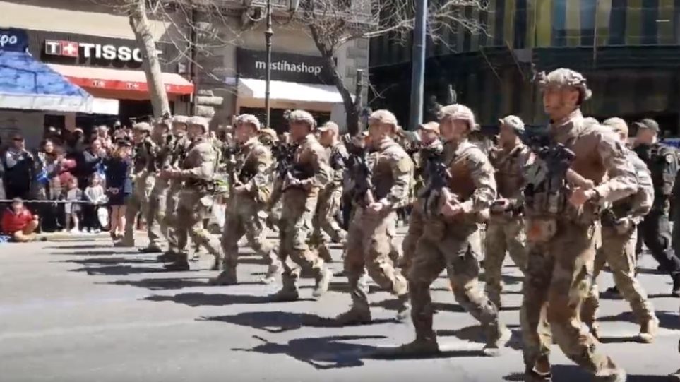 Τα «βατράχια» του Λιμενικού τραγούδησαν το «Μακεδονία ξακουστή» στη στρατιωτική παρέλαση