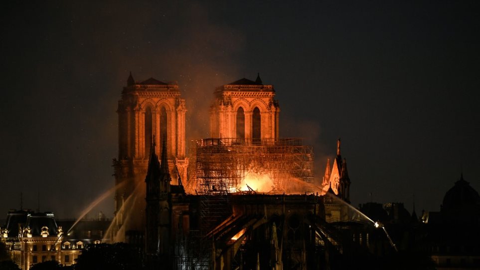 Παναγία των Παρισίων: Τεράστια καταστροφή – Σώθηκαν το κύριο κτίσμα και οι πύργοι