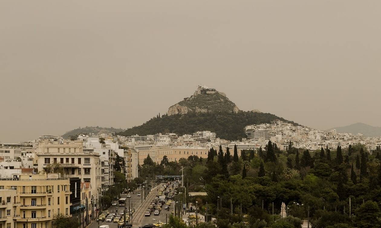 Καιρός – «Χάθηκε» η Αθήνα: Η αφρικανική σκόνη «έπνιξε» την Ελλάδα – Μέχρι πότε θα διαρκέσει (pics)