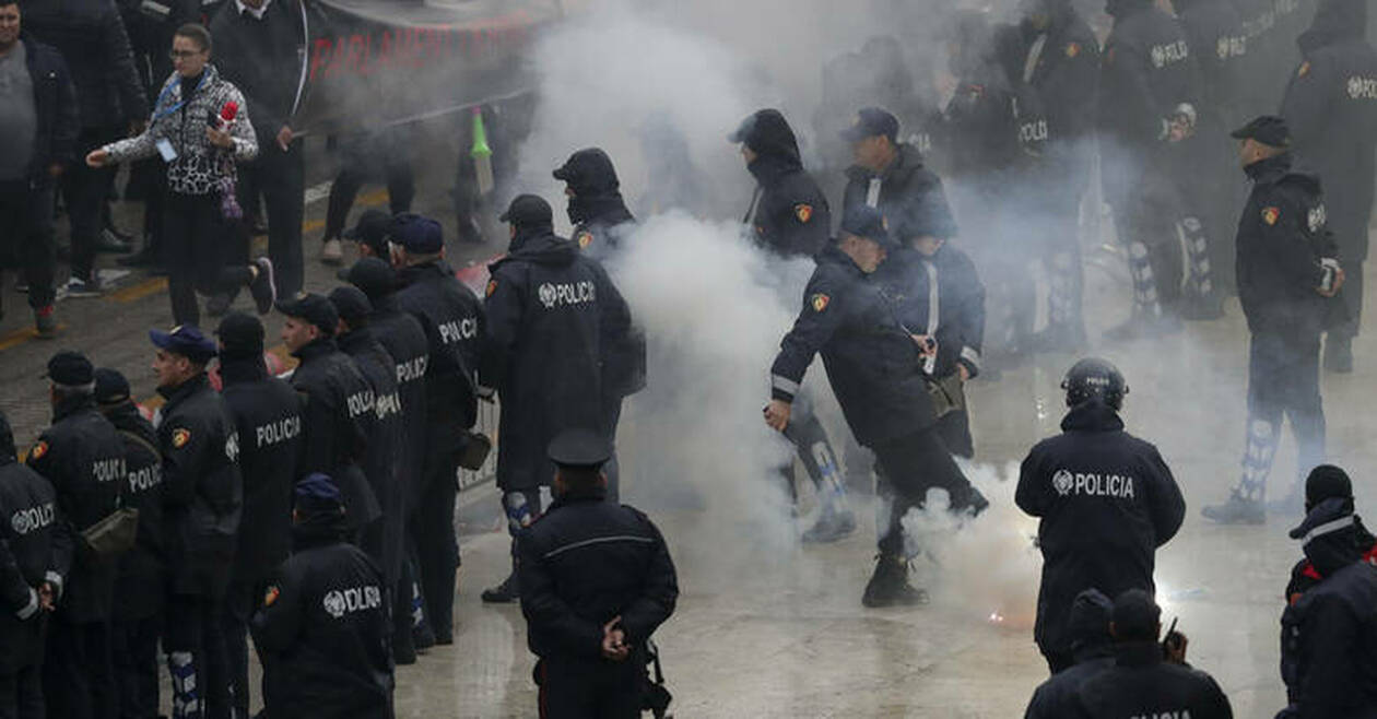 Συγκρούσεις και επεισόδια στα Τίρανα: Διαδηλωτές επιχείρησαν να εισβάλλουν στο κτήριο της κυβέρνησης
