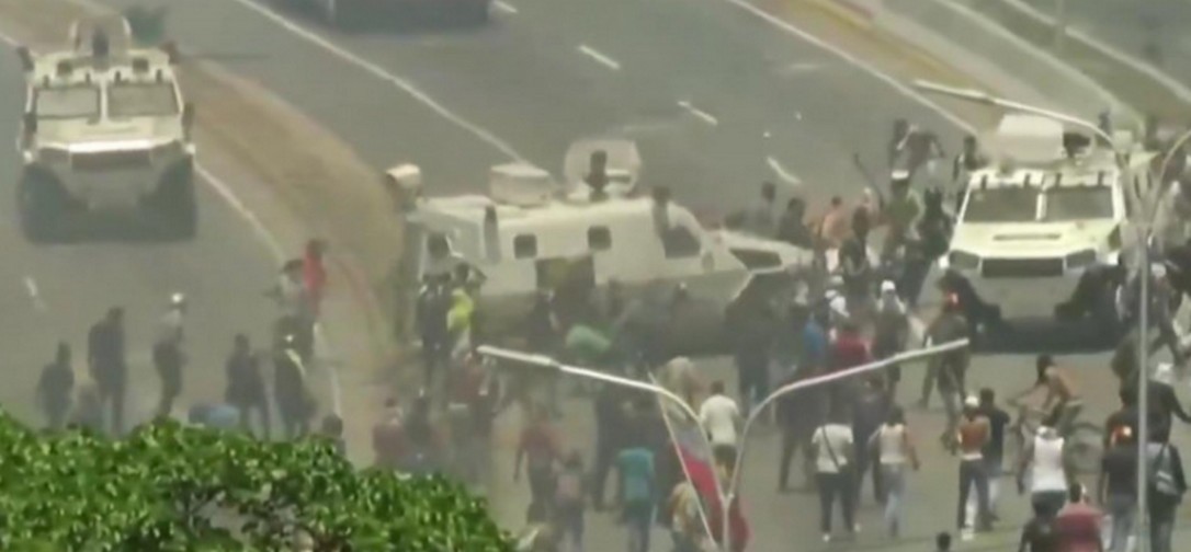 Ξεφεύγει η κατάσταση στη Βενεζουέλα-Τεθωρακισμένα του Μαδούρο τσαλαπάτησαν διαδηλωτές