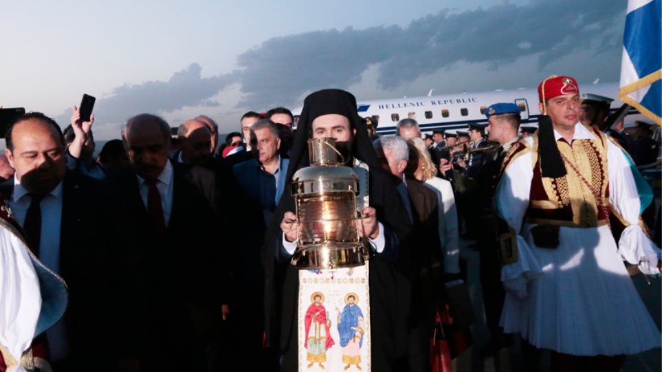 Βίντεο: Στην Αθήνα με καθυστέρηση το Άγιο Φως – «Αλαλούμ» με την μεταφορά του!