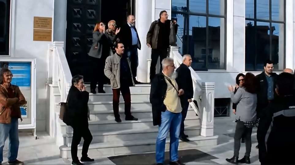 Αποδοκίμασαν τον Αρβανίτη του ΣΥΡΙΖΑ στην Κατερίνη: Προδότες, η Μακεδονία είναι ελληνική – Δείτε βίντεο