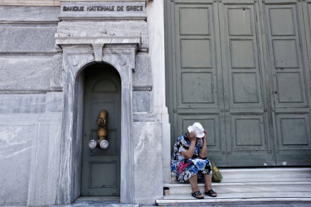 Bloomberg: Οι Έλληνες δεν βλέπουν καμία ανάκαμψη – Πνίγονται στα χρέη