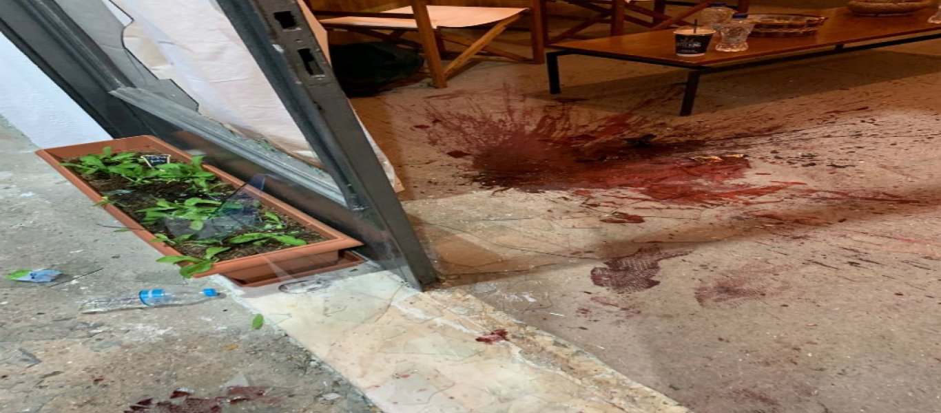 Tρομοκρατική επίθεση στη Γλυφάδα στα γραφεία του υπ. Δημάρχου Τ.Γκουριώτη: στρατηγός τρέπει σε φυγή κουκουλοφόρους
