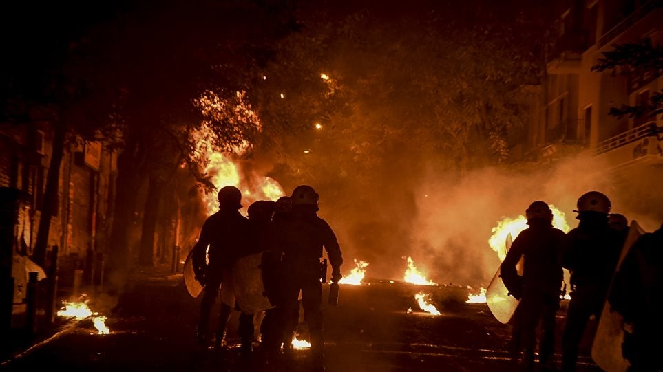 Νύχτα συγκρούσεων στην Αθήνα: Επίθεση με μολότοφ σε ΜΑΤ κοντά στο Πολυτεχνείο – Κάηκε αυτοκίνητο