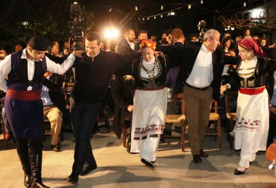 H κοινωνία «βράζει» από τις νέες αποκαλύψεις στο Μάτι και ο Τσίπρας χορεύει πεντοζάλι στη Κρήτη!