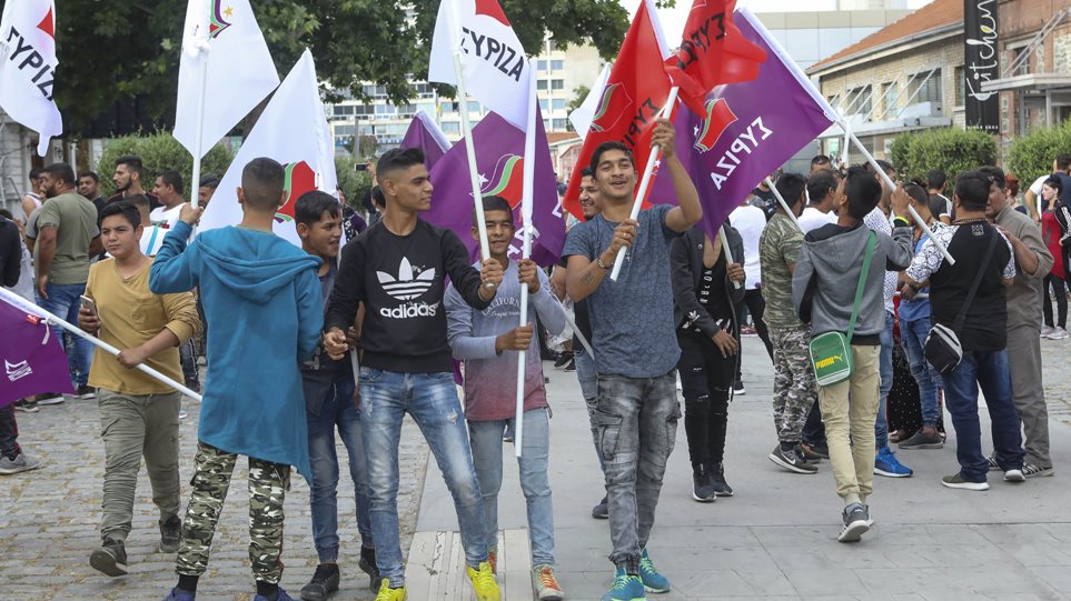 Θεσσαλονίκη: Προληπτικές προσαγωγές πριν την ομιλία Τσίπρα – Ρομά με σημαίες ΣΥΡΙΖΑ στο λιμάνι