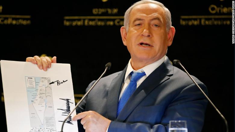 Trump signs “nice” on map showing Golan as part of Israel