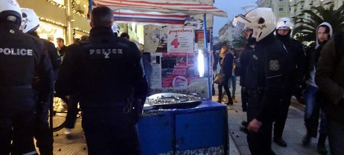 EKTAKTO: Αλλοδαποί επιτέθηκαν σε αστυνομικούς και έκλεψαν τις υπηρεσιακές μηχανές τους στους Αγίους Αναργύρους