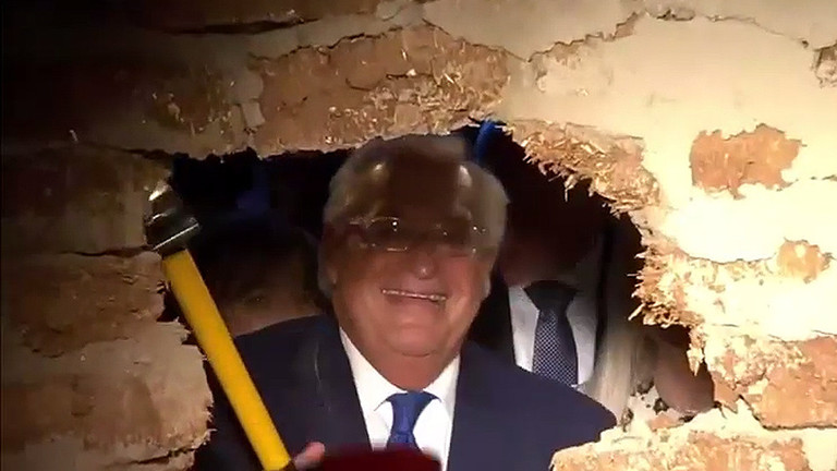 PSYCHOPATH US envoy smashes wall dug under Palestinian homes in E. Jerusalem with SLEDGEHAMMER